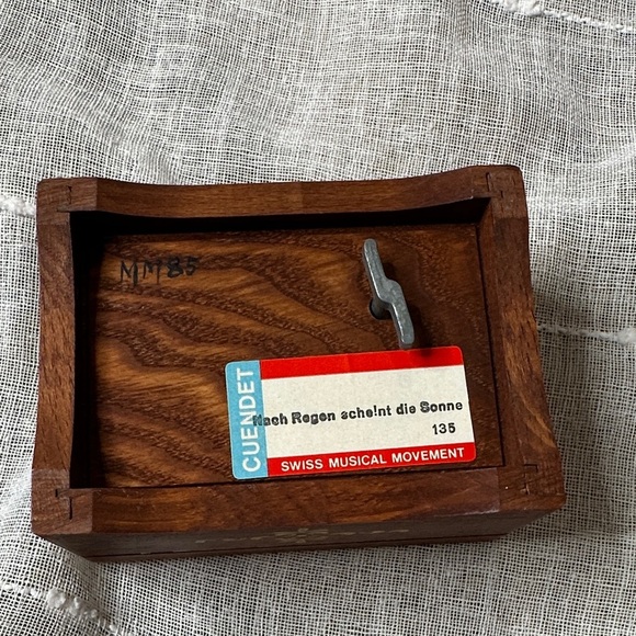 Vintage CUENDET Swiss Music Box 1985 Hand Carved Wood & Hand Painted Floral EUC - Picture 3 of 17